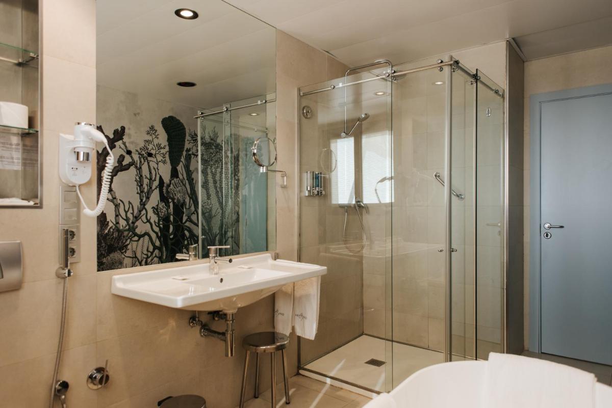 Un baño de Hotel Neptuno Playa & Spa