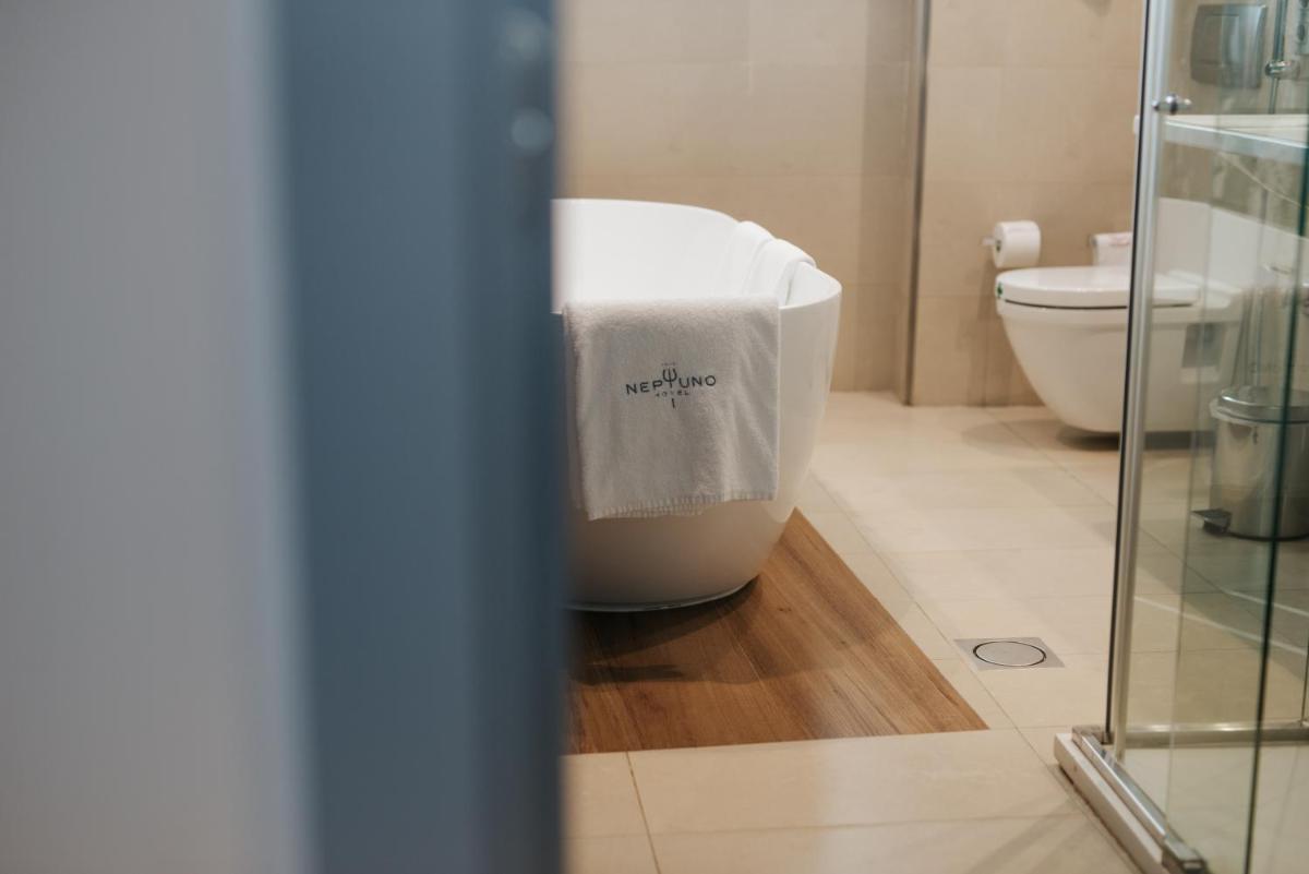 Un baño de Hotel Neptuno Playa & Spa
