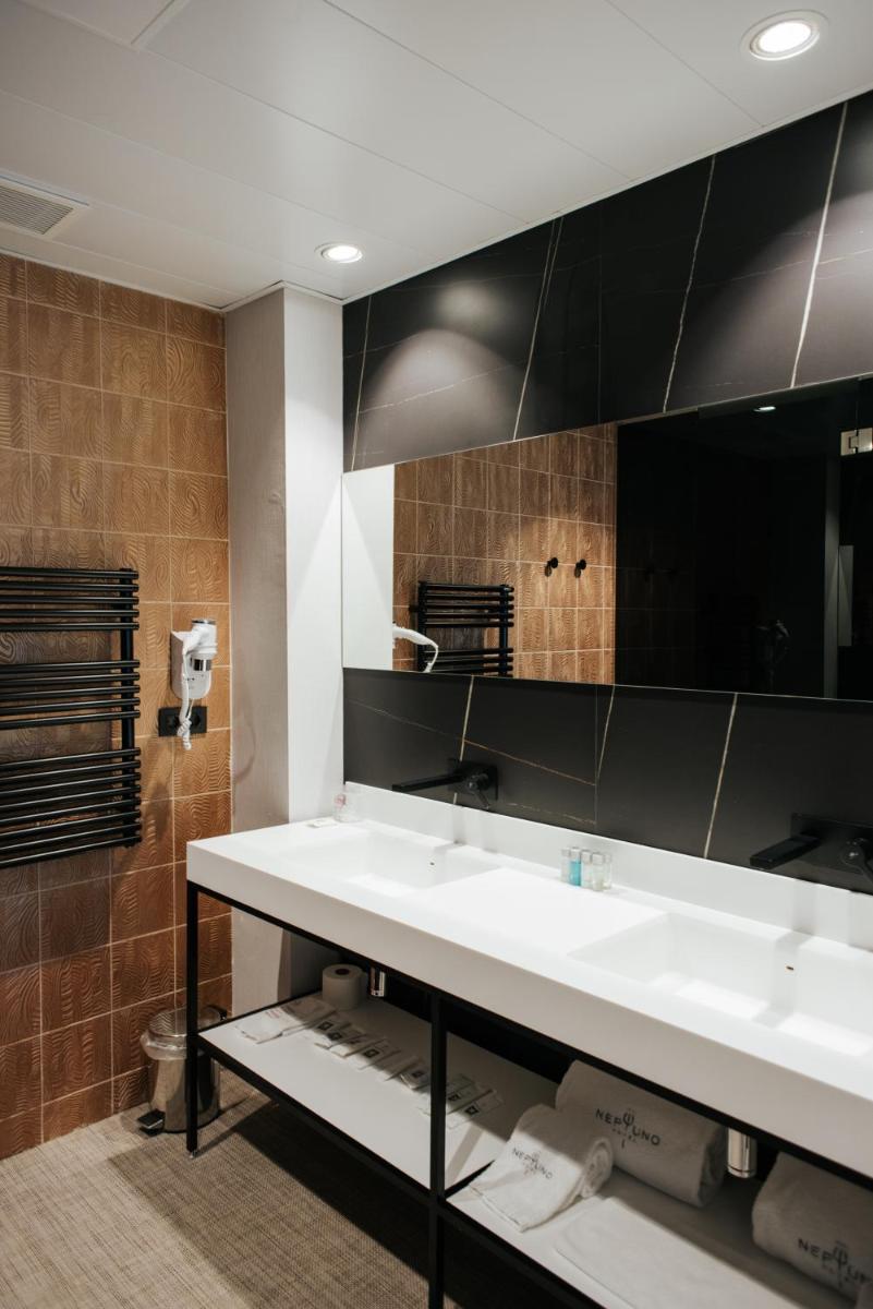 Un baño de Hotel Neptuno Playa & Spa