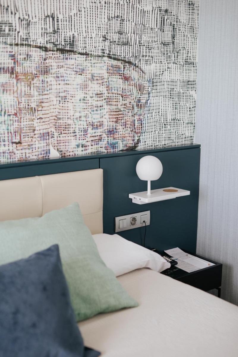 Cama o camas de una habitación en Hotel Neptuno Playa & Spa