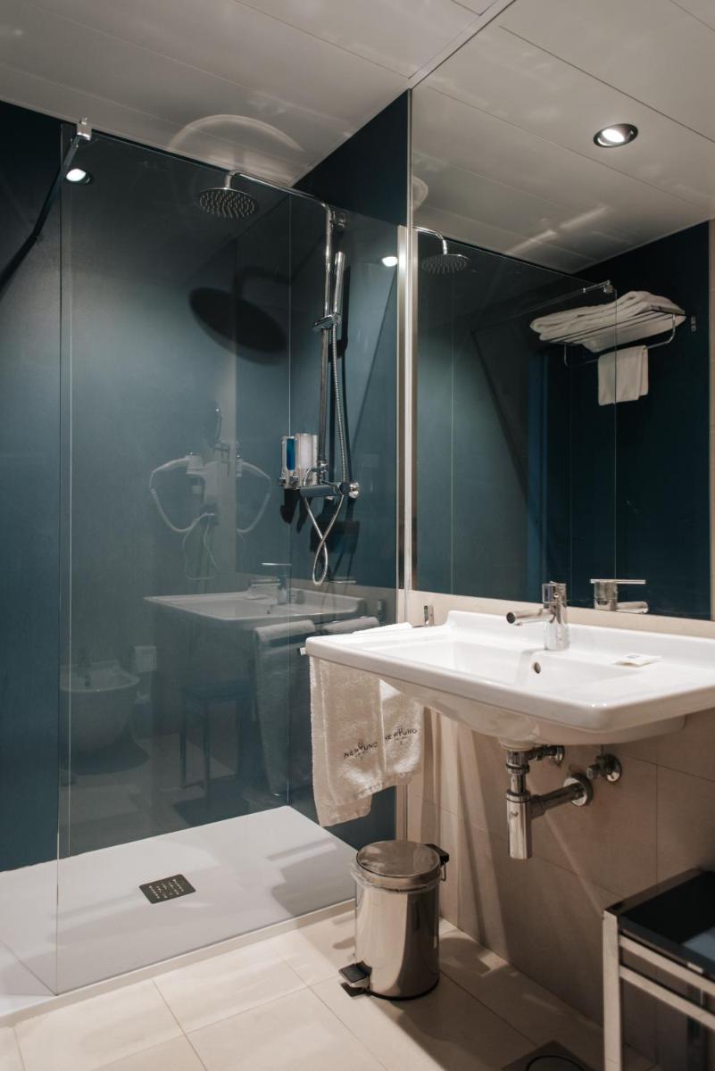Un baño de Hotel Neptuno Playa & Spa