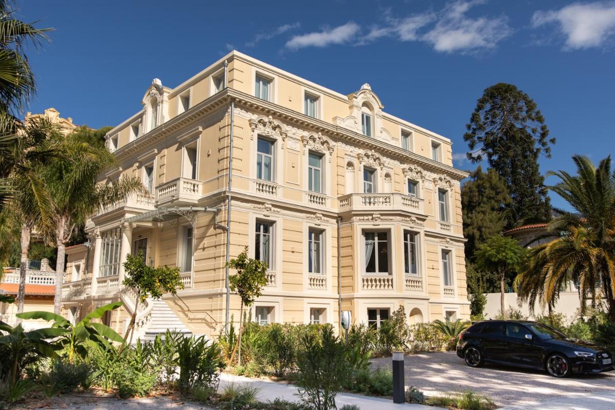 un bâtiment avec une voiture garée devant dans l'établissement Villa Genesis, à Menton