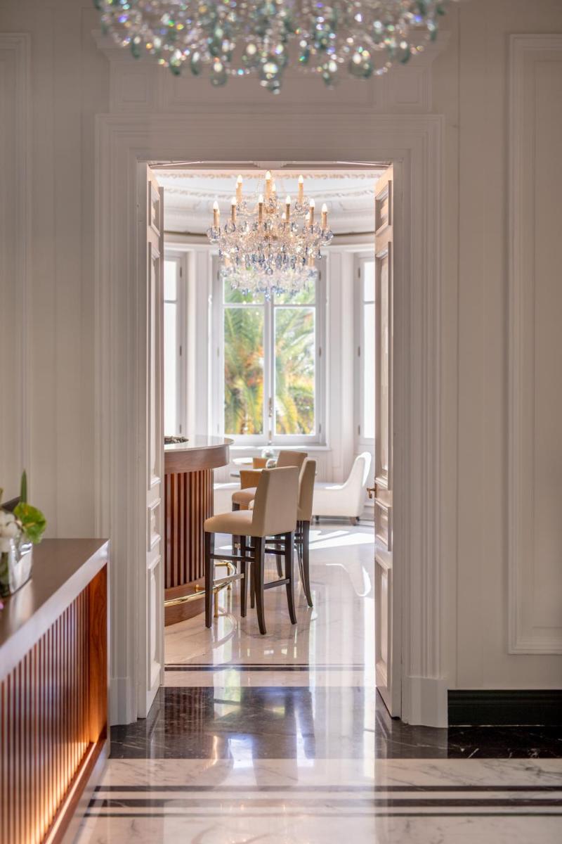 une salle à manger avec une table et un lustre dans l'établissement Villa Genesis, à Menton