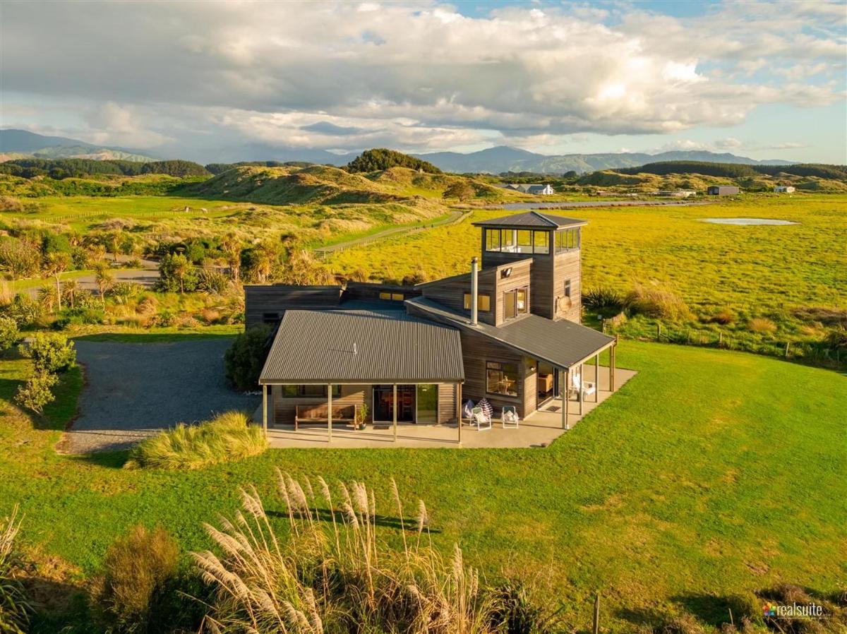 Idyllic ocean front beach house - Waikawa Beach - Housity