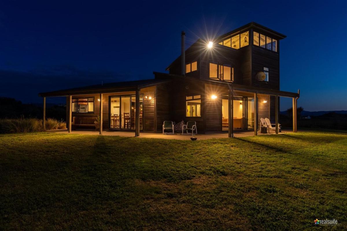 Idyllic ocean front beach house - Waikawa Beach - Housity