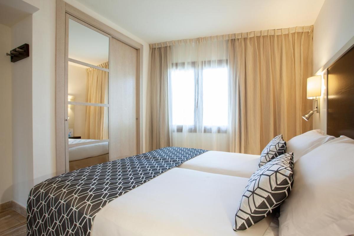 Cama o camas de una habitación en Grupotel Los Príncipes & Spa