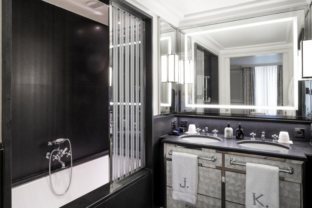 Salle de bains dans l'établissement J.K. Place Paris