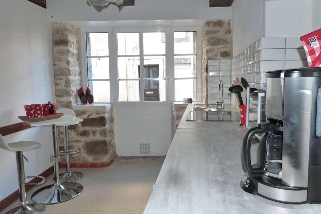 BOTOÙ KOAD, maison 2 ÉTOILES, WIFI gratuite, la MER, boulangerie, marché quotidien à 100 pas - Housity