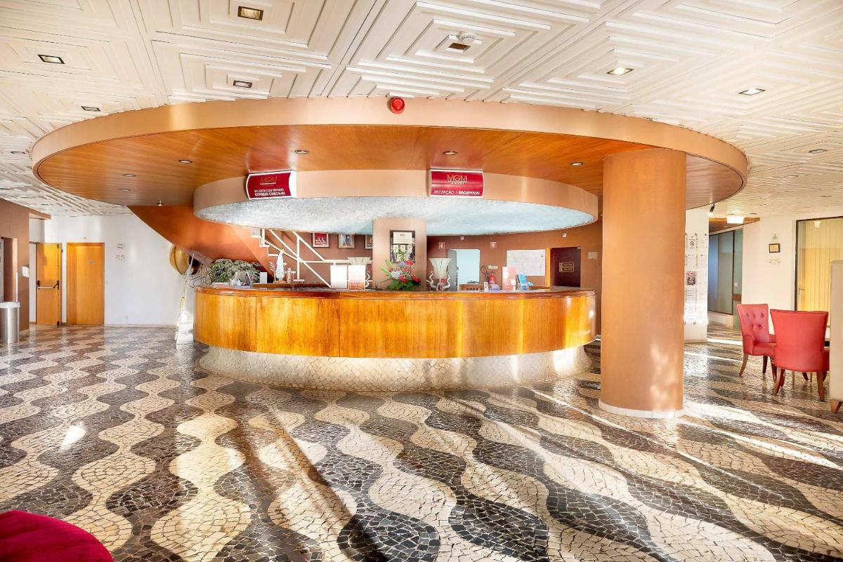 Um restaurante ou outro lugar para comer em Muthu Oura Praia Hotel