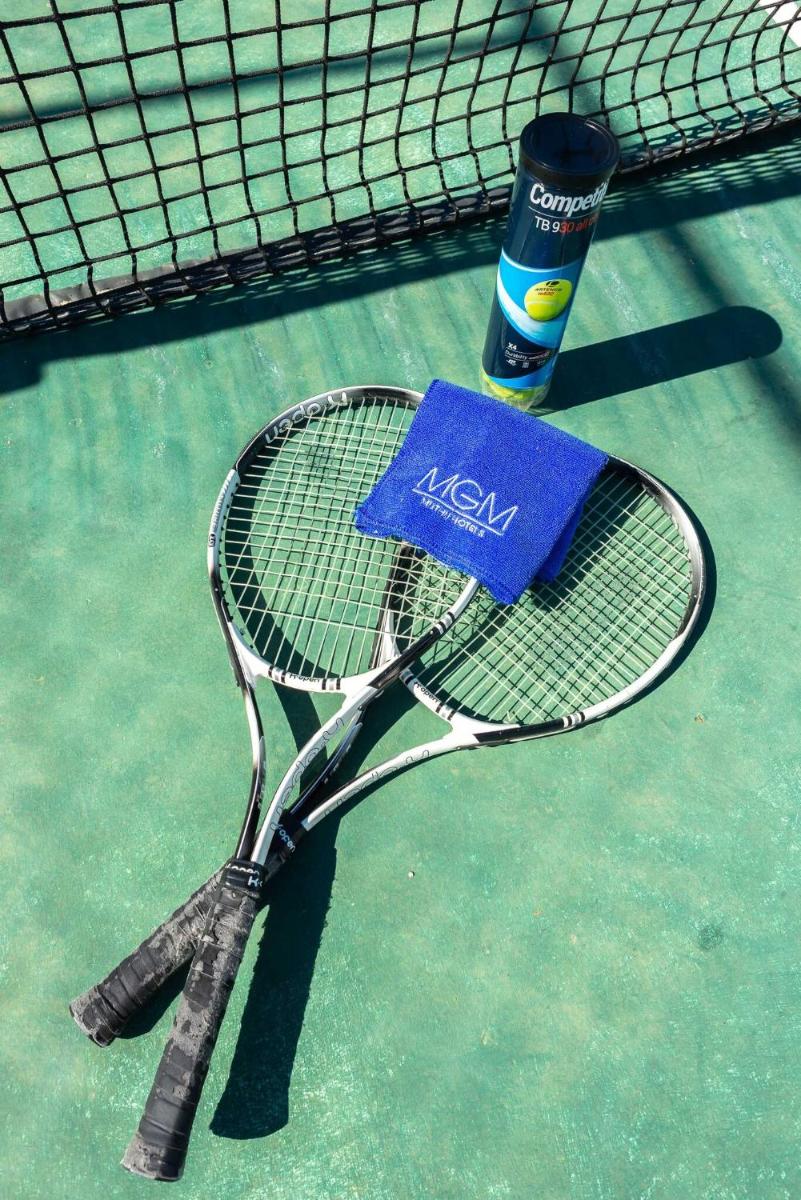 Comodidades para jogar ténis e squash em Muthu Oura Praia Hotel ou nas proximidades