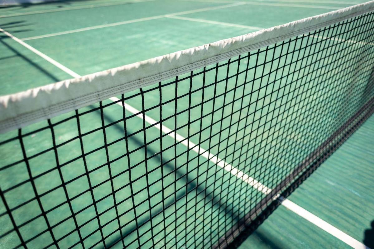 Comodidades para jogar ténis e squash em Muthu Oura Praia Hotel ou nas proximidades