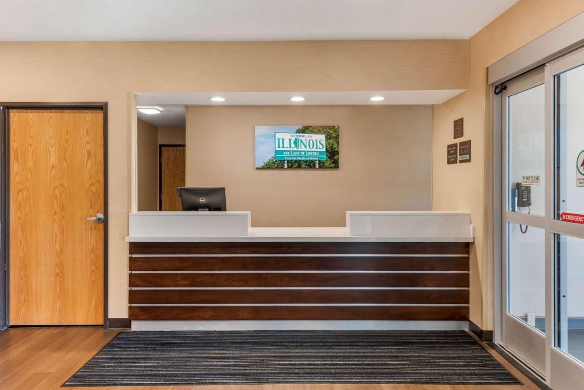 Comfort Inn & Suites near Route 66 - Housity