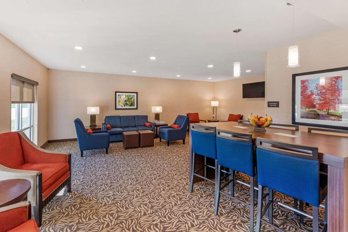 Comfort Inn & Suites near Route 66 - Housity