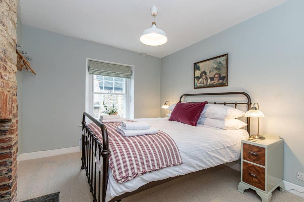 Oxfordshire Living - The Bowler Hat Cottage - Woodstock - Housity