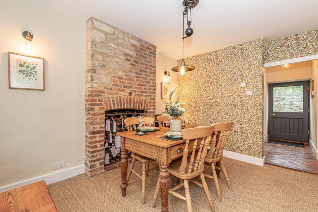 Oxfordshire Living - The Bowler Hat Cottage - Woodstock - Housity