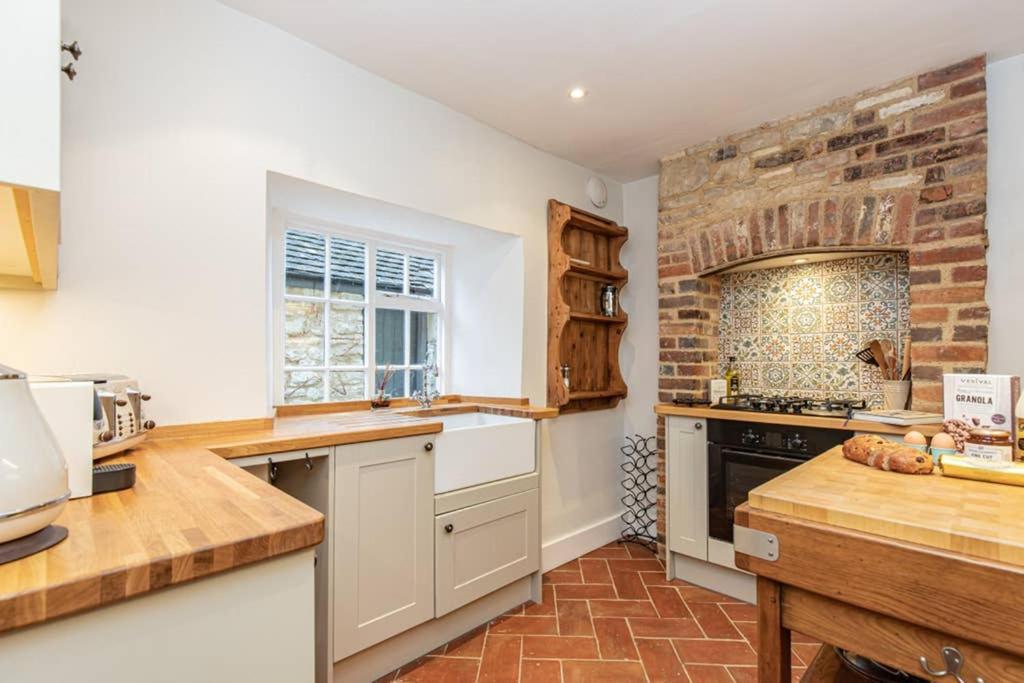 Oxfordshire Living - The Bowler Hat Cottage - Woodstock - Housity