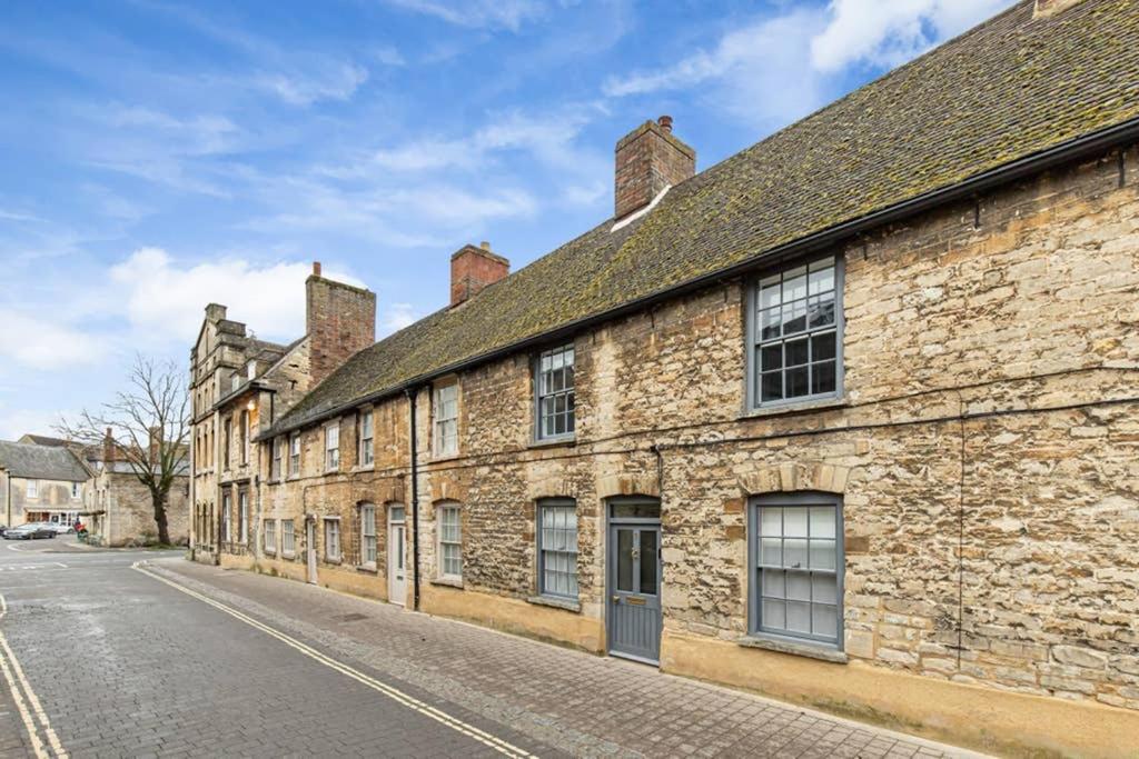 Oxfordshire Living - The Bowler Hat Cottage - Woodstock - Housity
