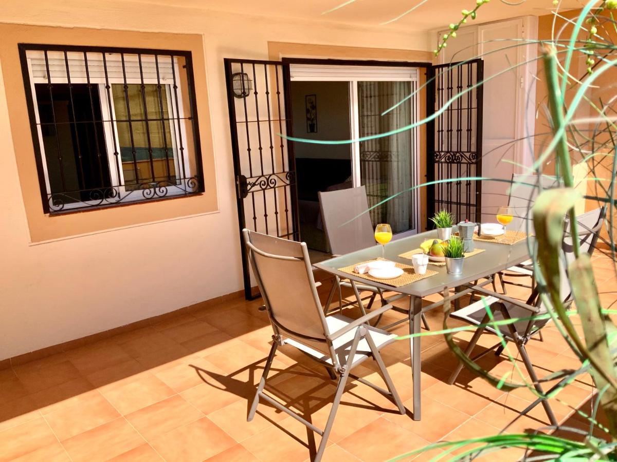 Apartamento de 2 dormitorios, gran terraza, vistas al mar junto playa Carvajal - Housity