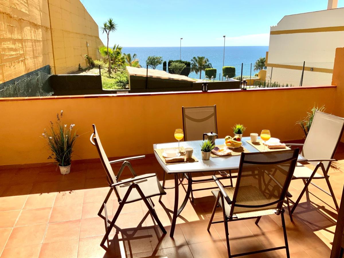 Apartamento de 2 dormitorios, gran terraza, vistas al mar junto playa Carvajal - Housity