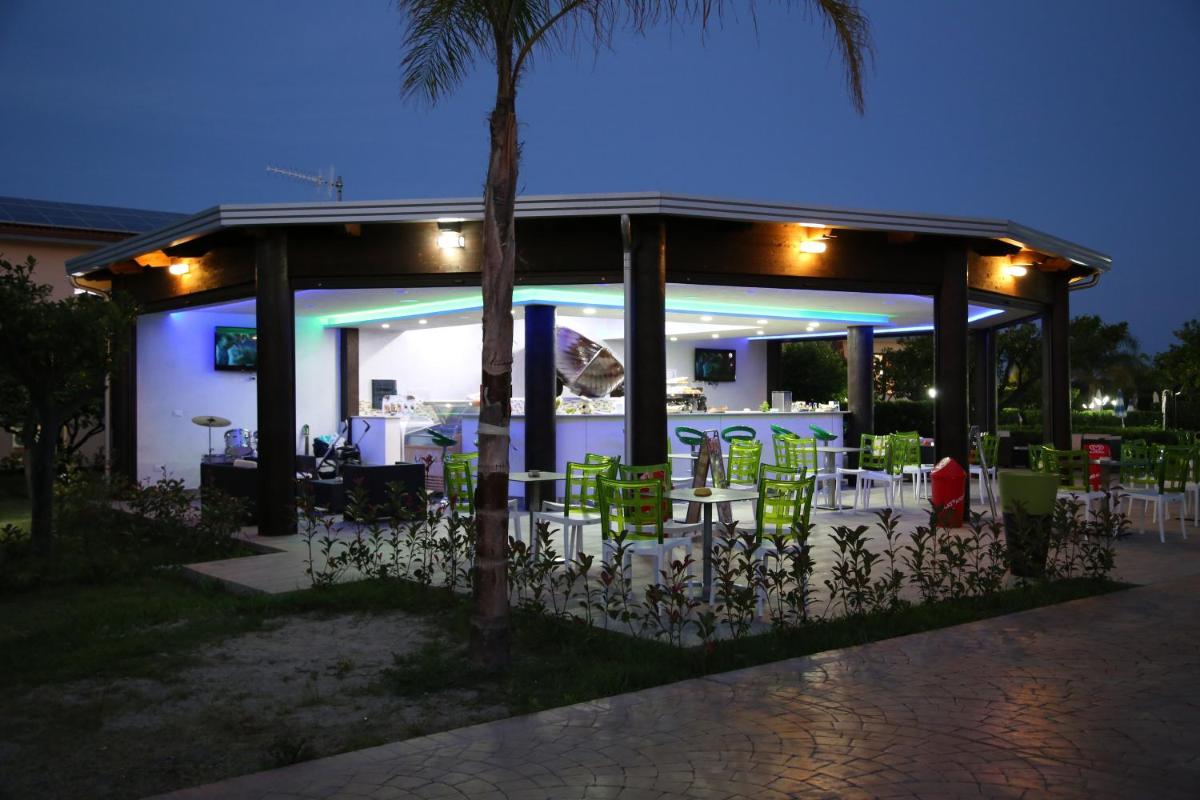 Club Esse Aquilia Beach Village - Housity