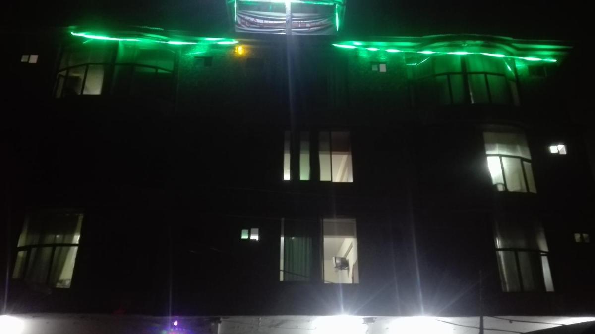 Suitetrails - Kashmir Continental Hotel and Studio Flats