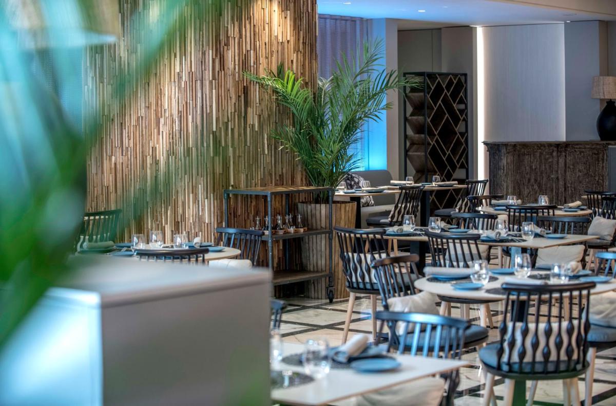 Un restaurante con mesas y sillas en una habitación. en Sallés Hotel Pere IV, en Barcelona