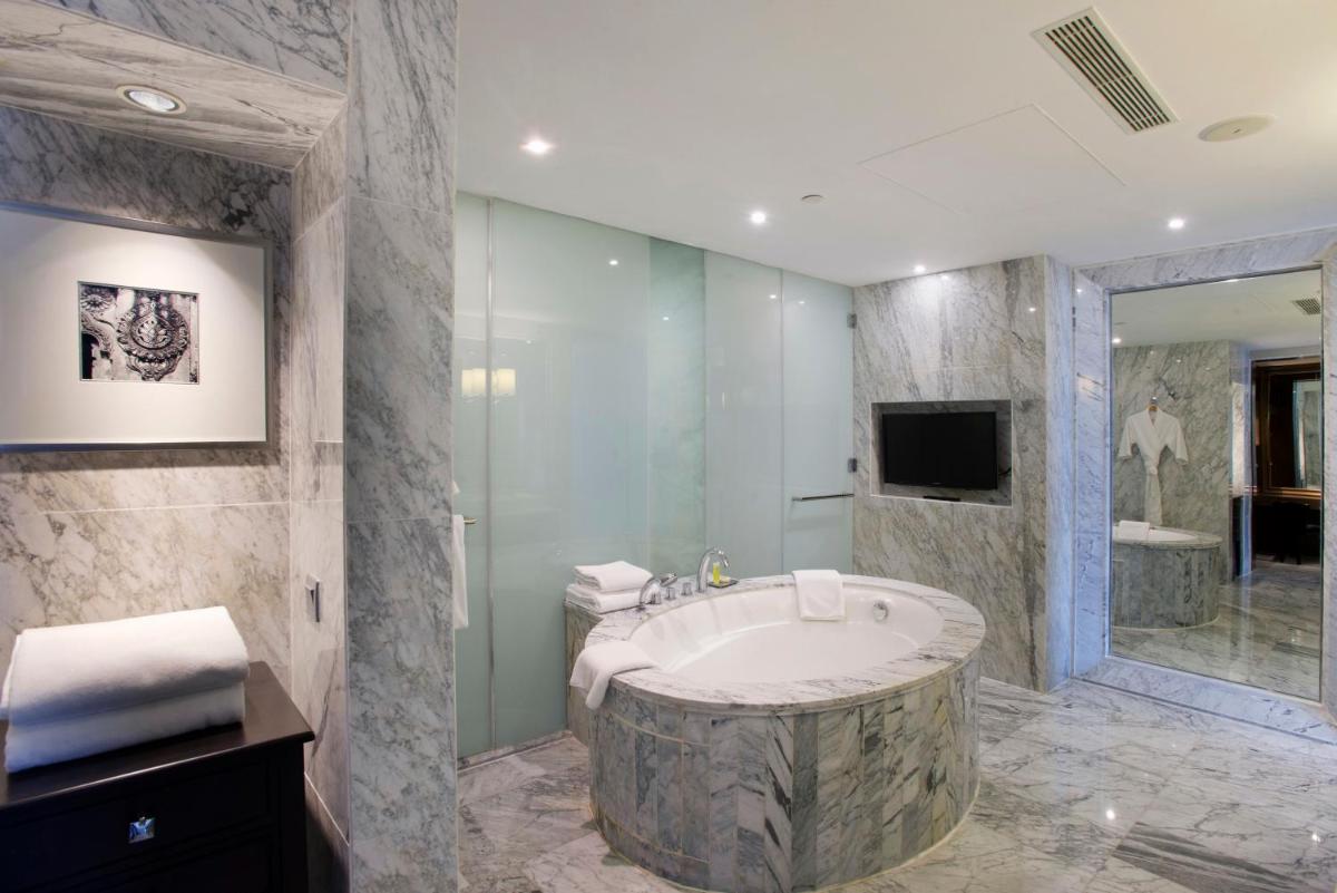 a bathroom with a large tub and a shower at Hyatt Regency Gurgaon in Gurgaon