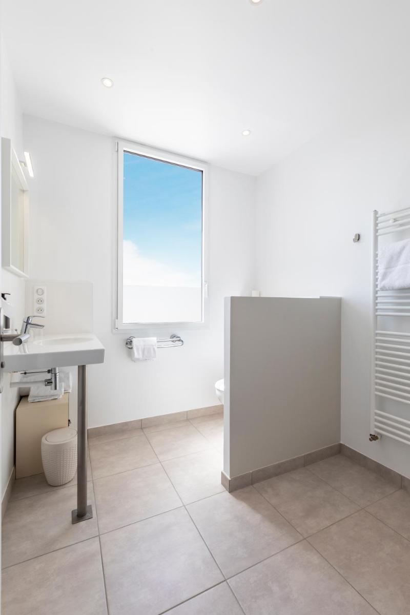 Salle de bains dans l'établissement Hôtel Spa De La Citadelle Lorient