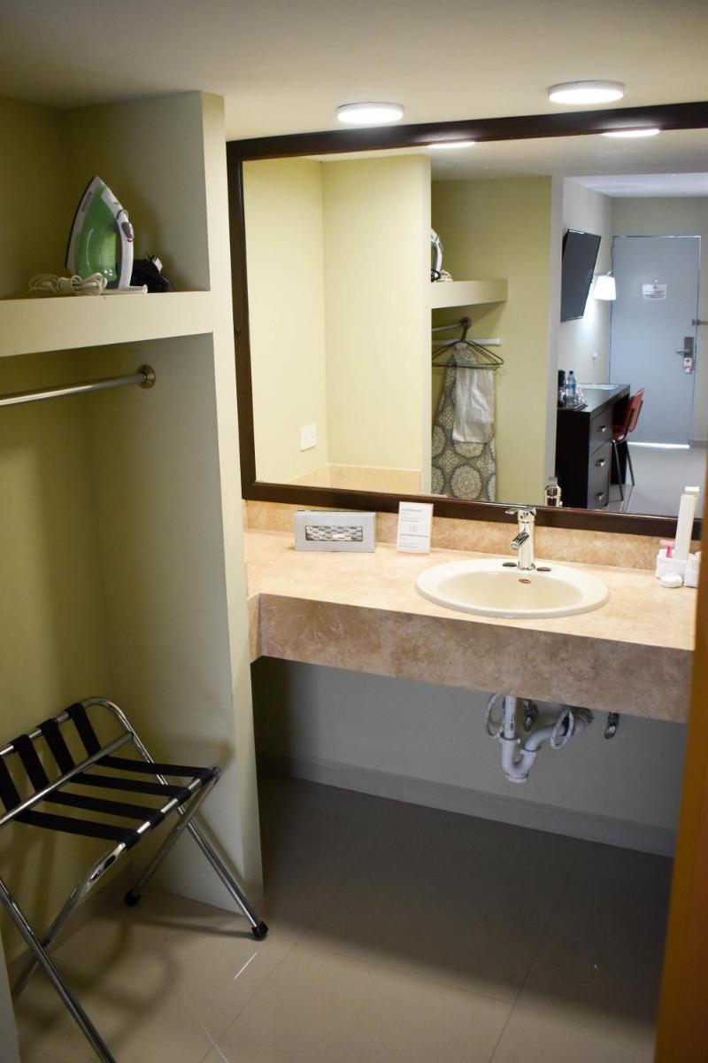 El Camino Hotel & Suites - Housity