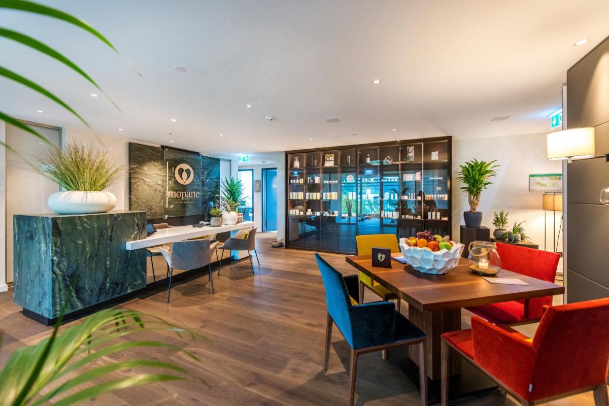 ein Esszimmer mit Tisch und Stühlen in der Unterkunft FÄHRHAUS Koblenz in Koblenz