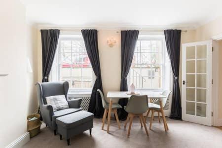 Regency apartment - private entrance & courtyard - Housity