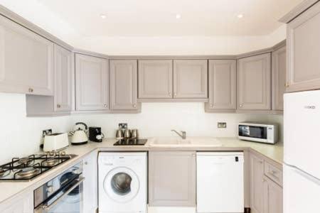 Regency apartment - private entrance & courtyard - Housity