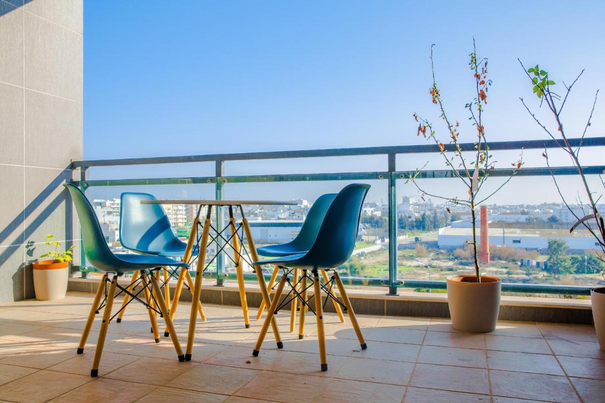 Picturesque & Modern 2 Bedroom flat with Rooftop Pool in Olhão - Housity