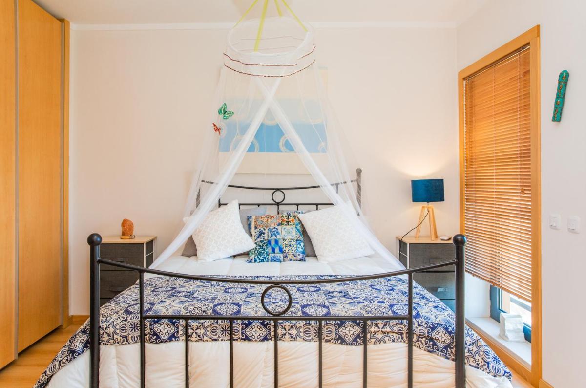 Picturesque & Modern 2 Bedroom flat with Rooftop Pool in Olhão - Housity
