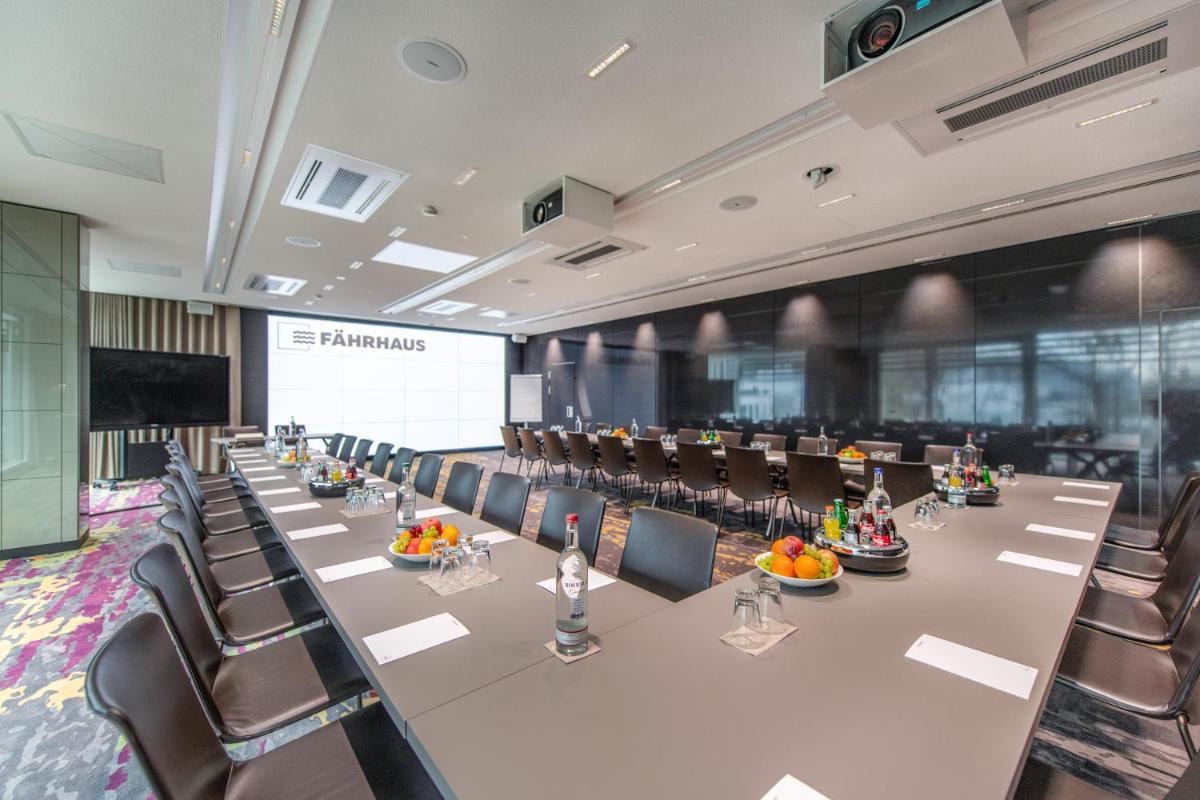 ein Konferenzraum mit einem langen Tisch und Stühlen in der Unterkunft FÄHRHAUS Koblenz in Koblenz + 37 Fotos