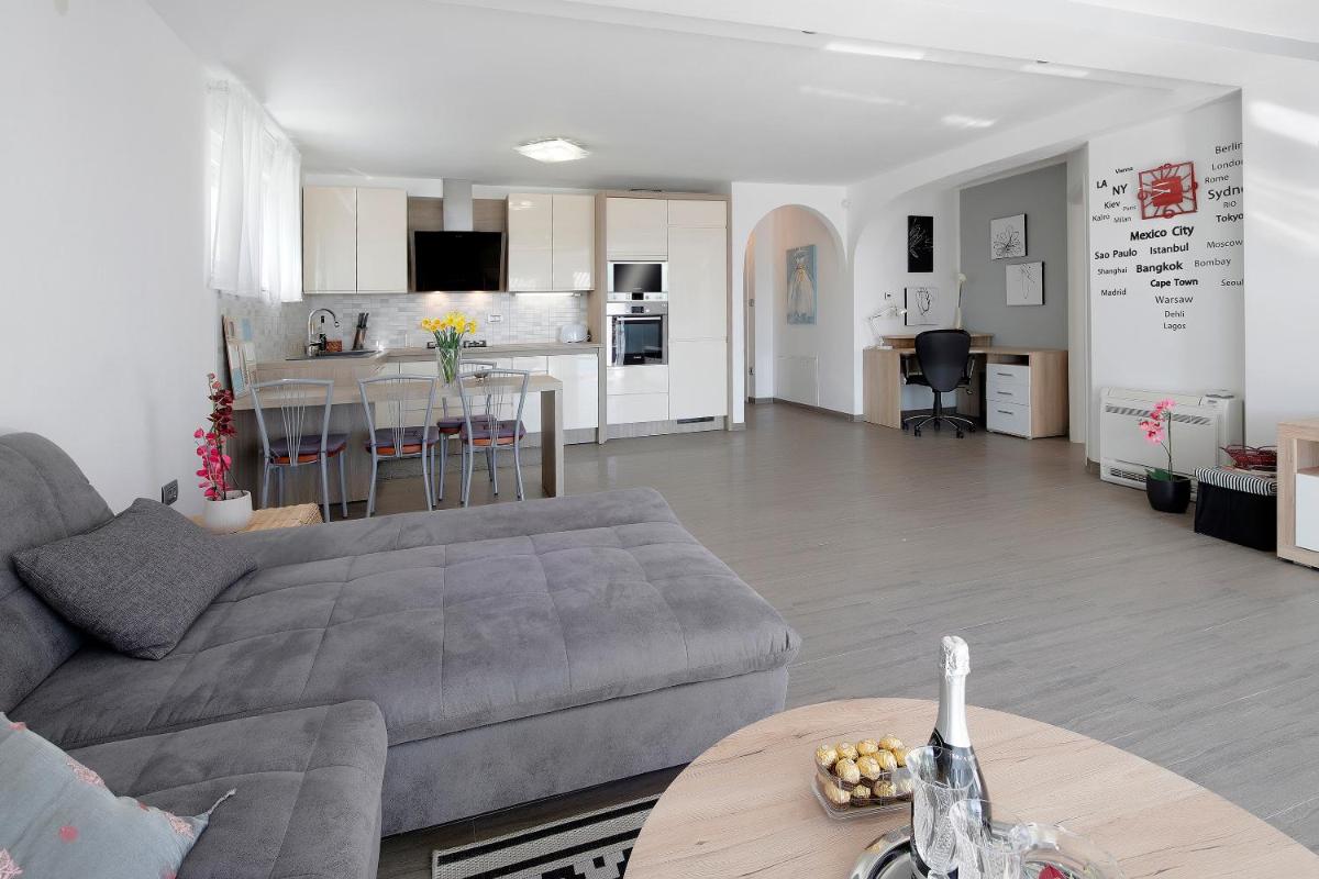 Luxury pool apartment by the sea - Housity