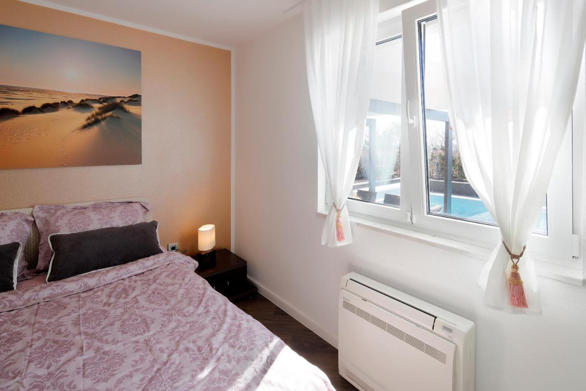 Luxury pool apartment by the sea - Housity