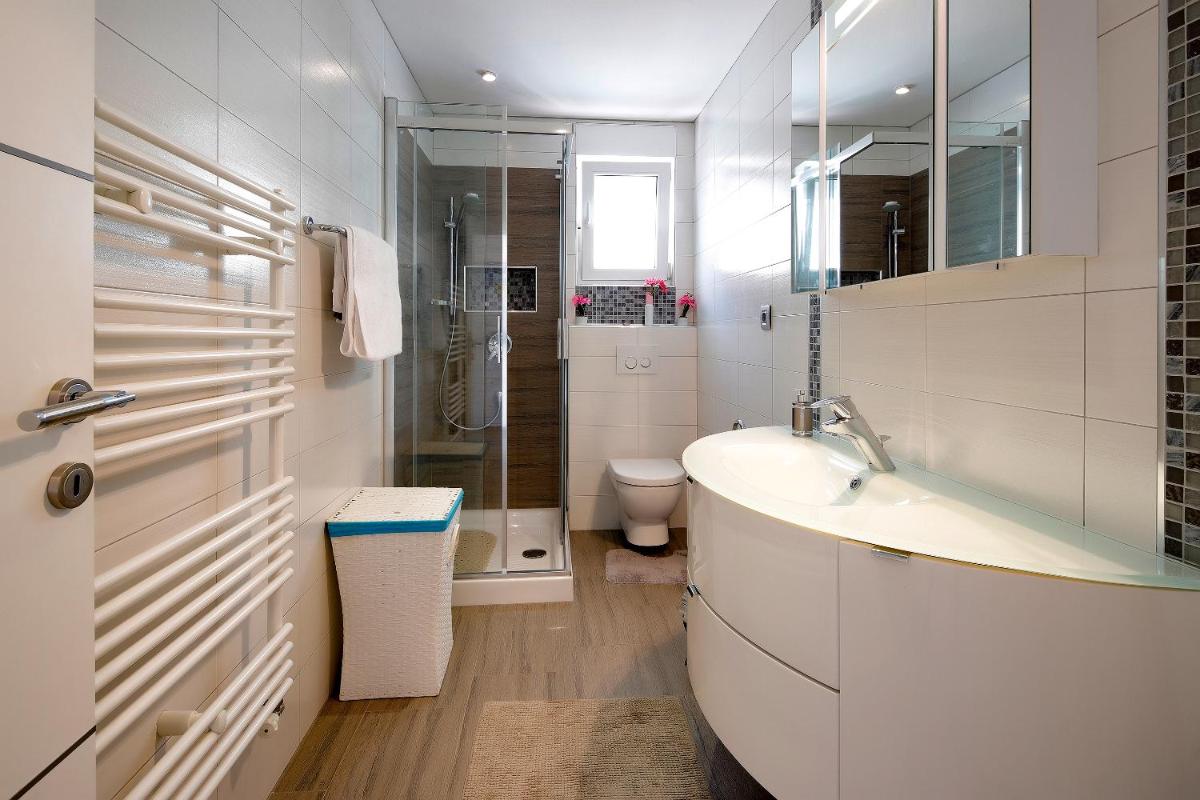 Luxury pool apartment by the sea - Housity