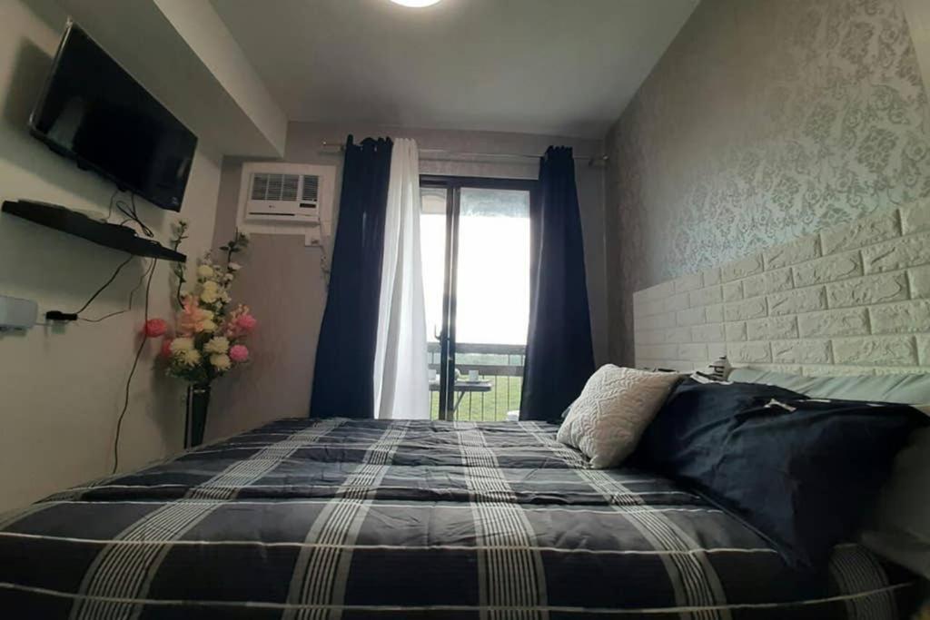Pine Suites Tagaytay by StayPlus PH (Black and White Suite) FREE PARKING, CABLE TV, and WIFI - Housity