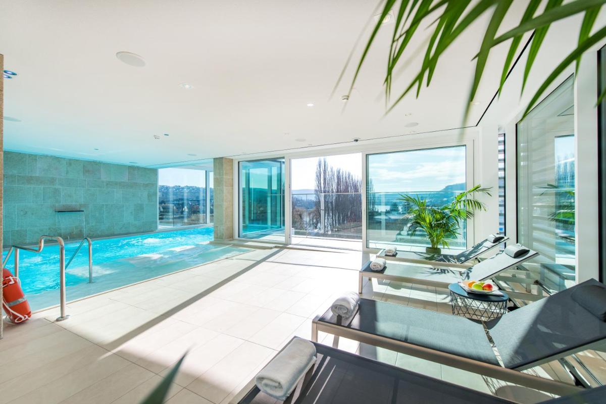 ein offenes Wohnzimmer mit einem Pool in der Unterkunft FÄHRHAUS Koblenz in Koblenz