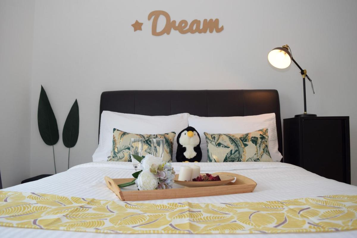 Chic Beach BLUE House - 5mins to Mid Valley Mega Mall - Housity