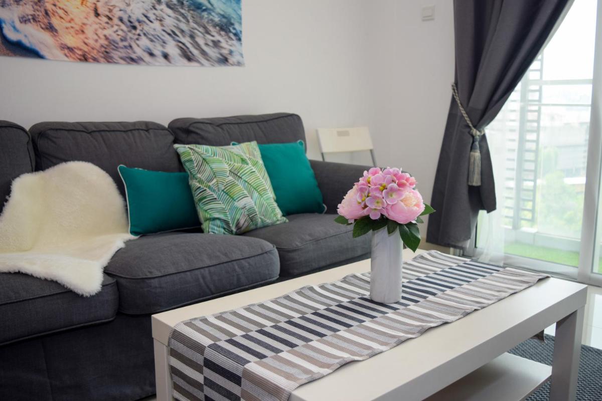Chic Beach BLUE House - 5mins to Mid Valley Mega Mall - Housity