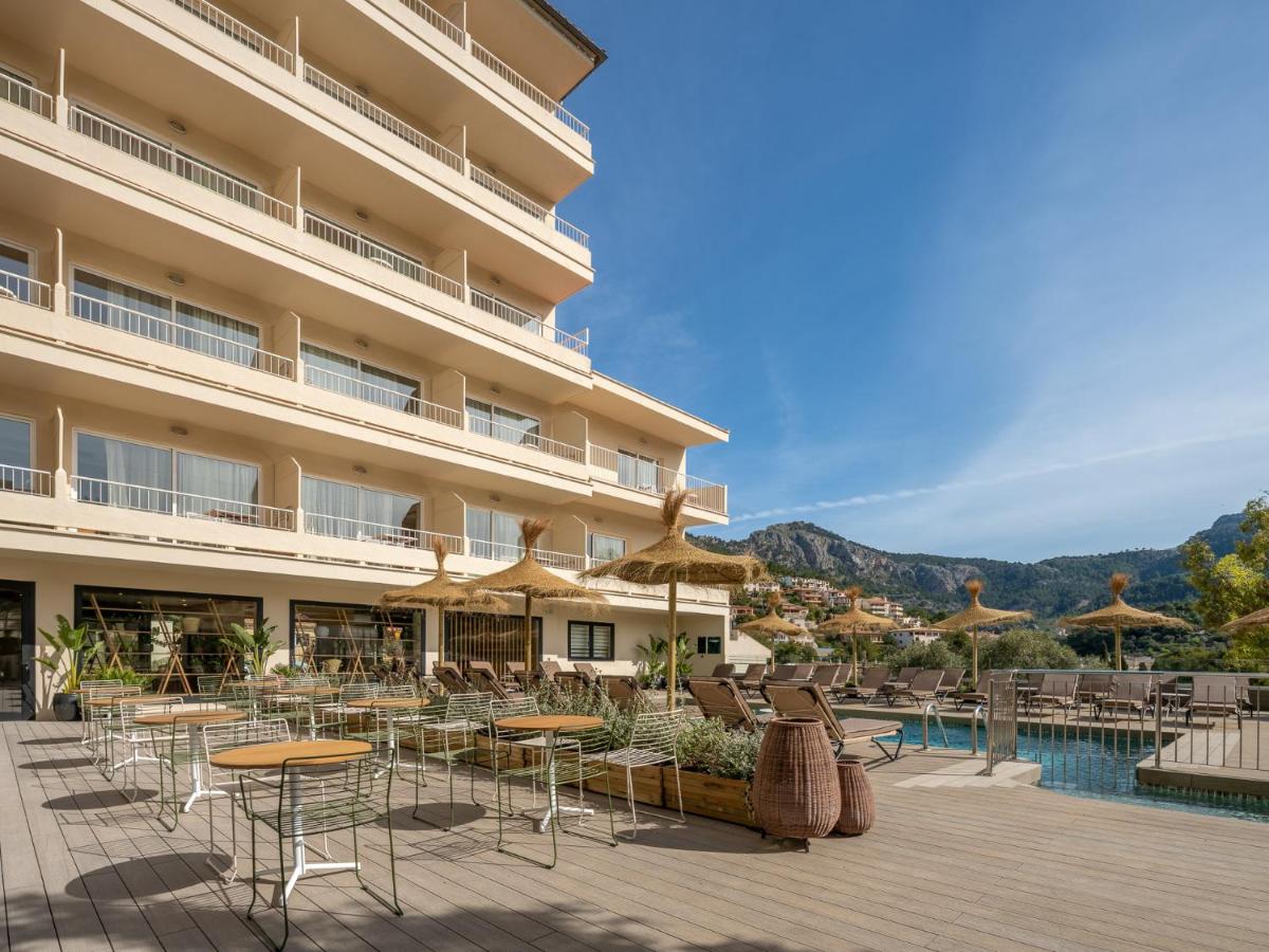 un hotel con mesas y sillas junto a una piscina en Hotel Eden Nord Soller, en Puerto de Sóller