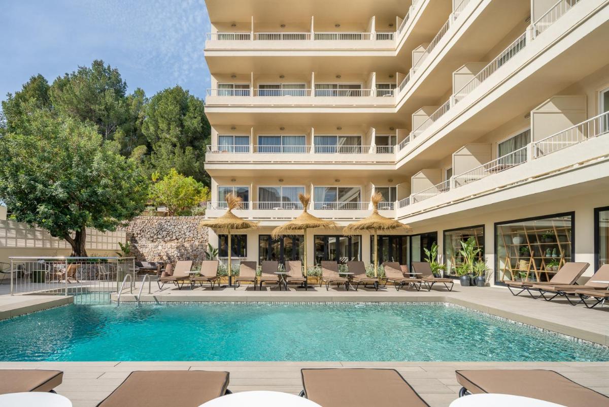 Una vista exterior de un hotel con piscina. en Hotel Eden Nord Soller, en Puerto de Sóller