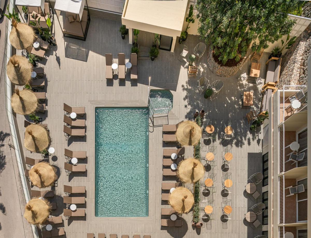 Una vista aérea de una piscina con mesas y sillas. en Hotel Eden Nord Soller, en Puerto de Sóller