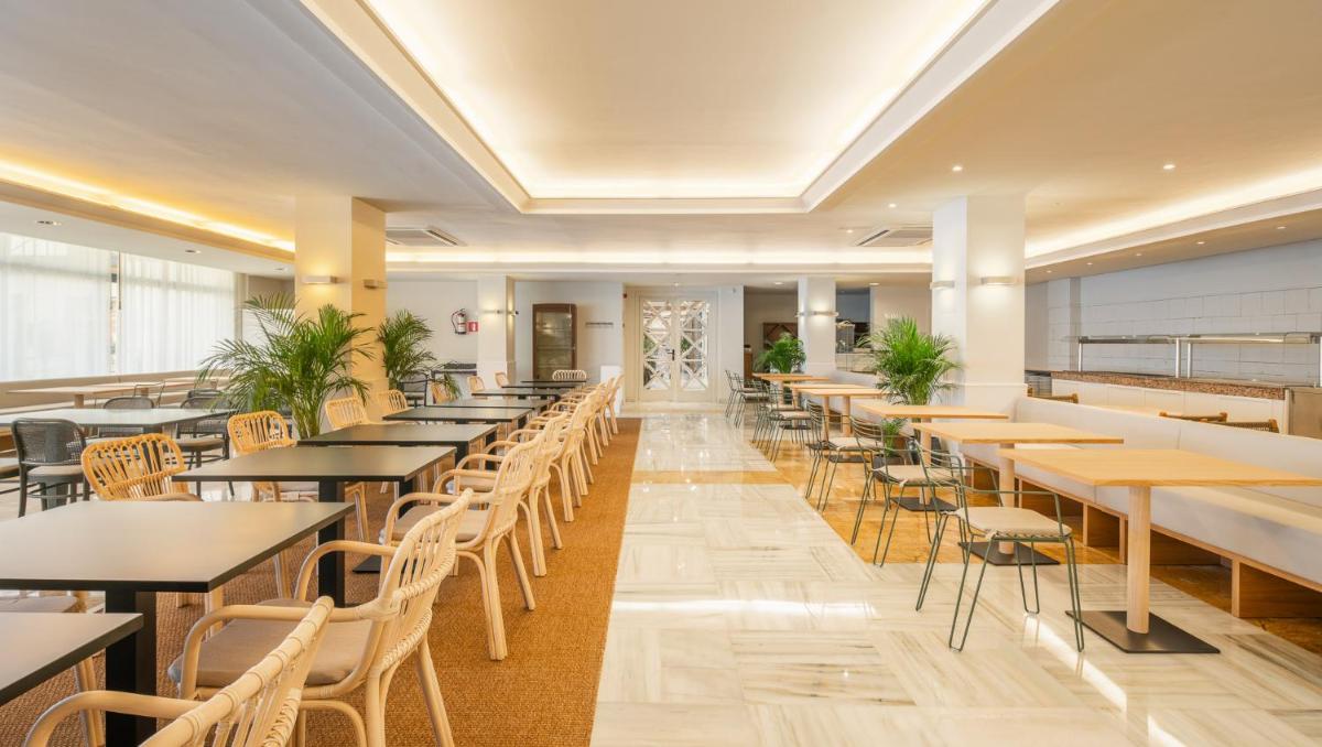 Un gran comedor con mesas y sillas. en Hotel Eden Nord Soller, en Puerto de Sóller