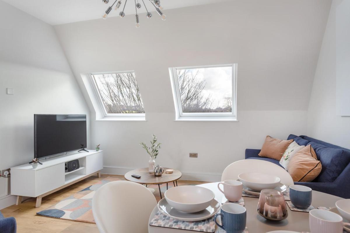 Stylish & Modern: Central Hitchin - with Parking - Housity