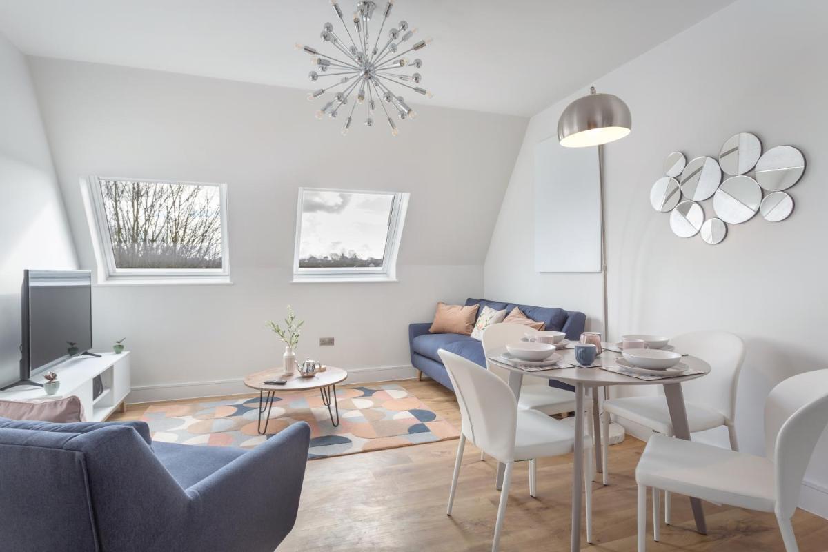 Stylish & Modern: Central Hitchin - with Parking - Housity