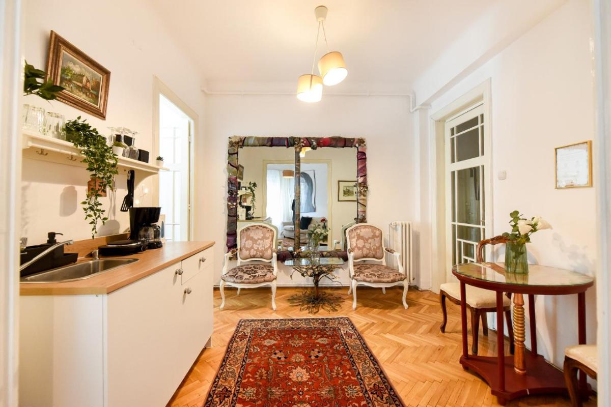 Suitetrails - The Little Paris Apartment in Central Bucharest