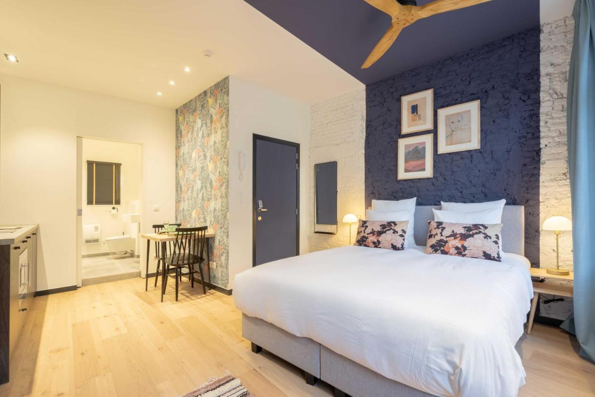 The Blue Parrot - Housity